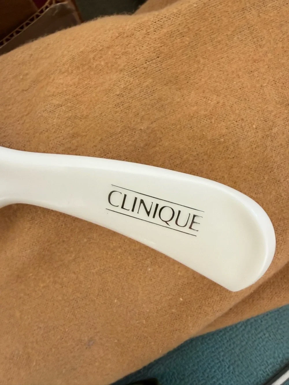 Vintage Clinique White Plastic Comb | 7 inches - Picture 3 of 3